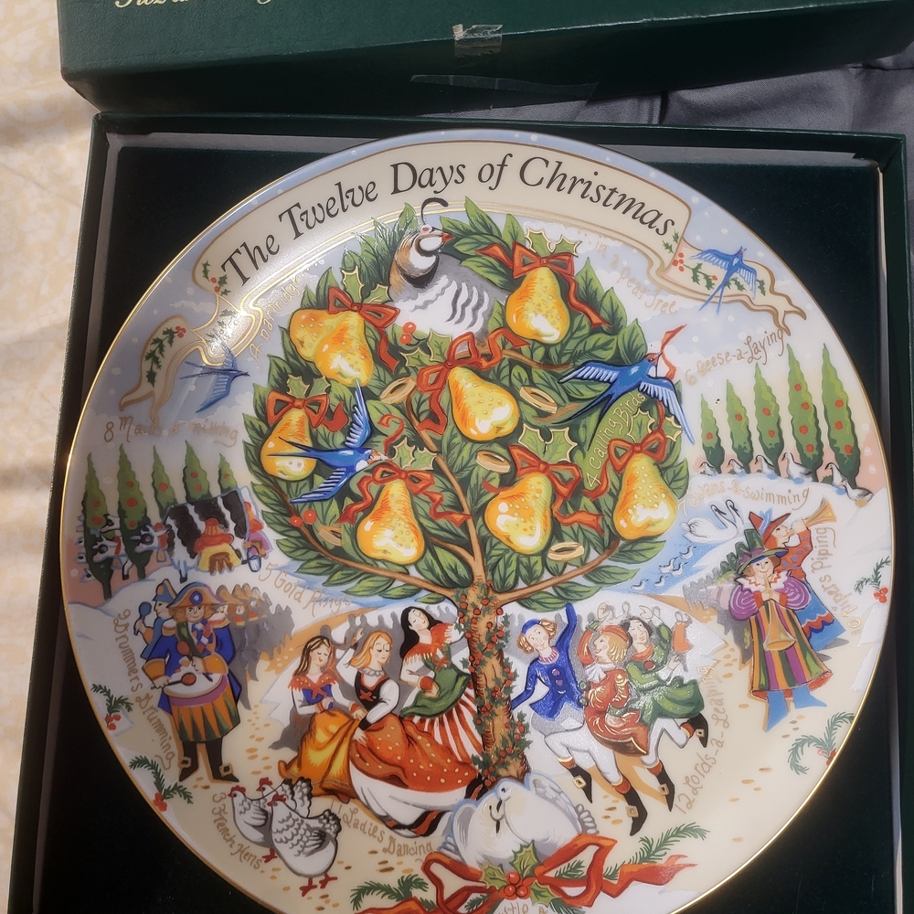 Fitz and Floyd Twelve Days of Christmas Plate with Gold and Green Accents